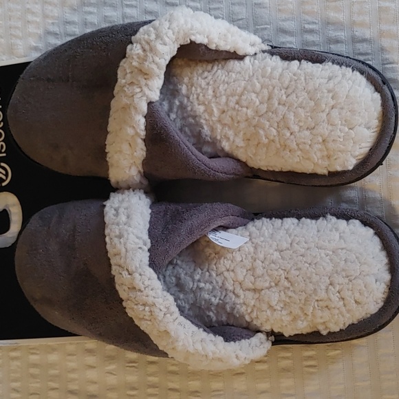 🍁NWT WOMEN'S ISOTONER FAUX SUEDE/SHERPA SLIPPERS - Picture 2 of 5